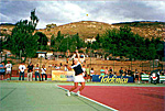 Torneo Canopus 2000. Virginia Ruano sirve en partido exhibición. Foto de GYB