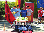Tenis Canopus 2004. Finalistas firman pelotas. Foto de Mari Carmen Oteros